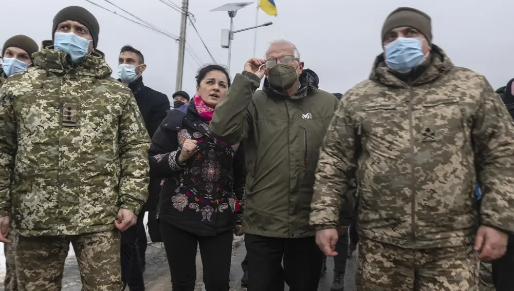 Josep Borrell durante su visita al frente ucraniano, cerca de la frontera con Rusia