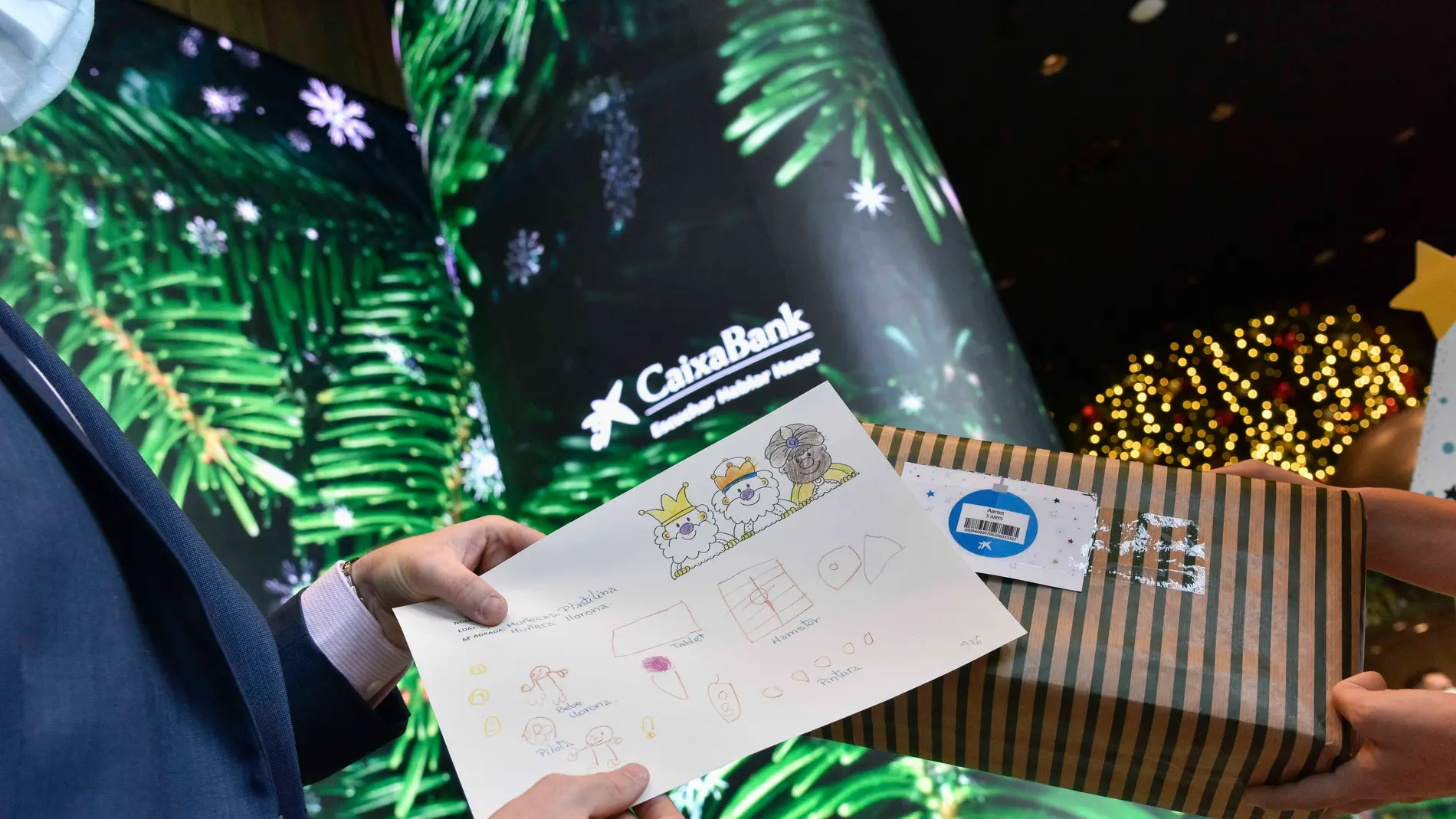 Una carta y un regalo de la campaña 'El árbol de los sueños' de CaixaBank