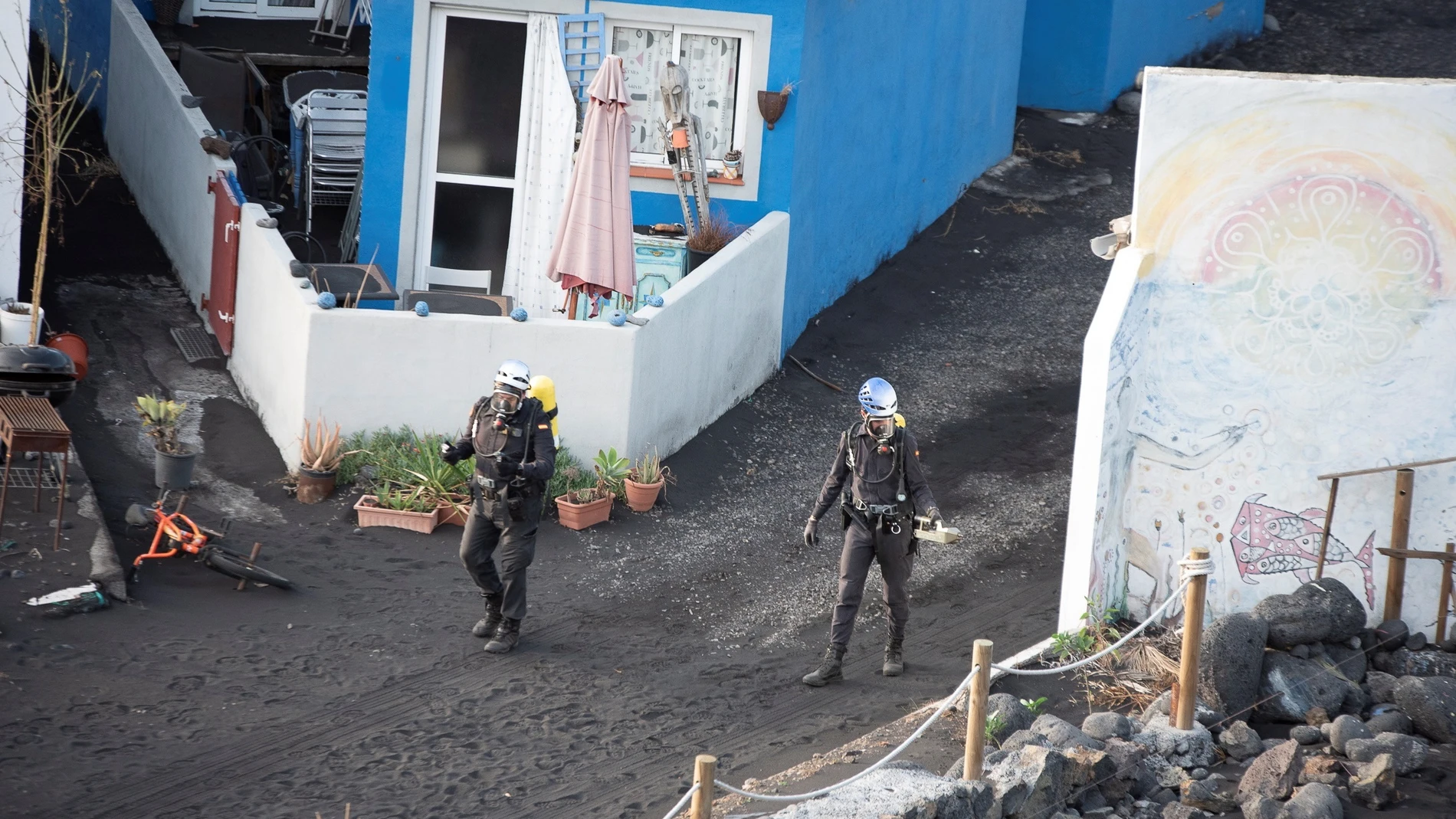 Efectivos de la Guardia Civil realizan mediciones de gases en el barrio costero de La Bombilla