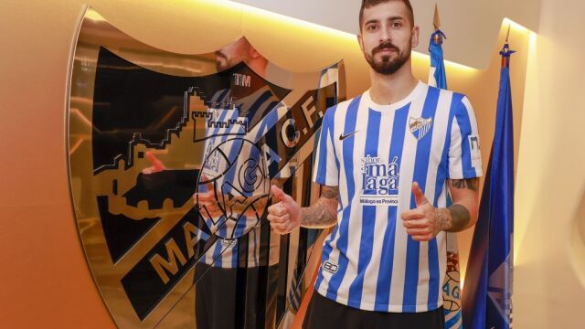 Álvaro Vadillo con la camiseta del Málaga.
