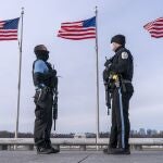 Un año después del ataque al Capitolio de EE UU, la Policía patrulla en el Monumento a Washington, con el Monumento a Lincoln en el fondo