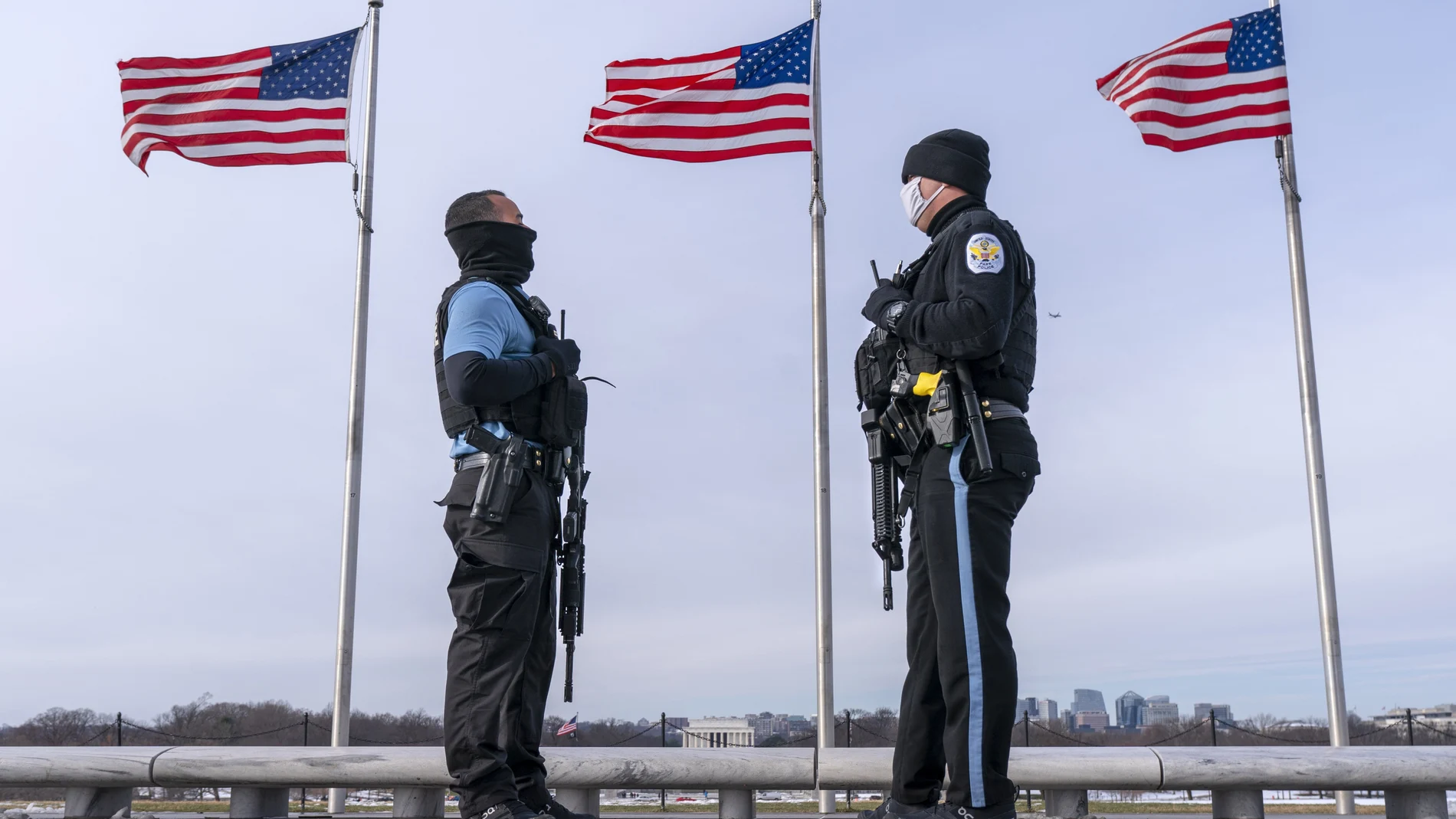 Un año después del ataque al Capitolio de EE UU, la Policía patrulla en el Monumento a Washington, con el Monumento a Lincoln en el fondo