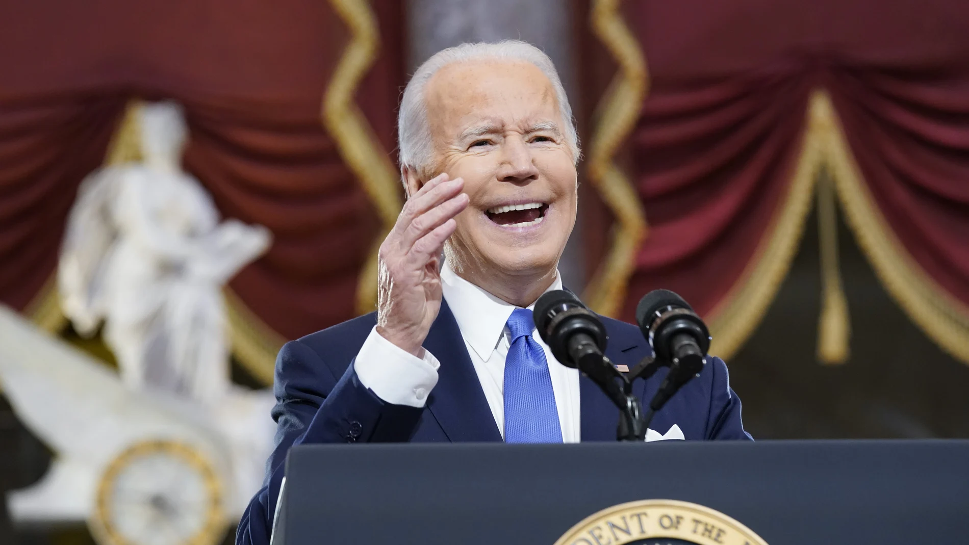 El presidente Joe Biden pronuncia su rotundo discurso desde el Statuary Hall del Capitolio durante el aniversario del asalto