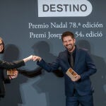 Inés Martín Rodrigo y Toni Cruanyes tras conocerse el fallo de los premios Nadal y Pla