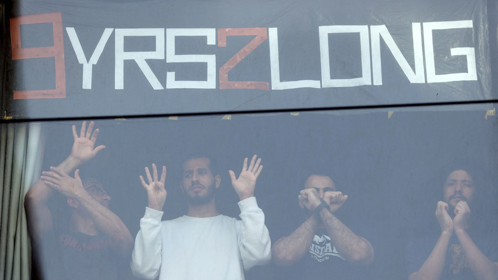 Los refugiados que se alojan junto a Djokovic protestan por las ventanas