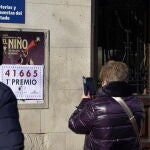 Una mujer hace una foto al número 41665 correspondiente al 'Gordo' del Niño en una administración de Logroño