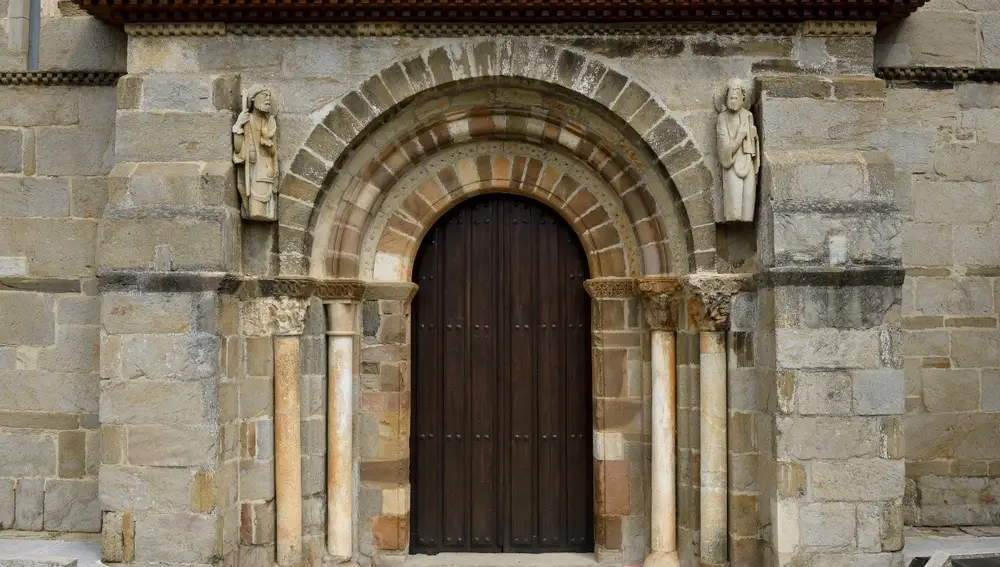 Portada de la iglesia de Santa María de Tera (Zamora)