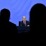 El canciller alemán Olaf Scholz (C), informa del resultado de la reunión mantenida con los Länder