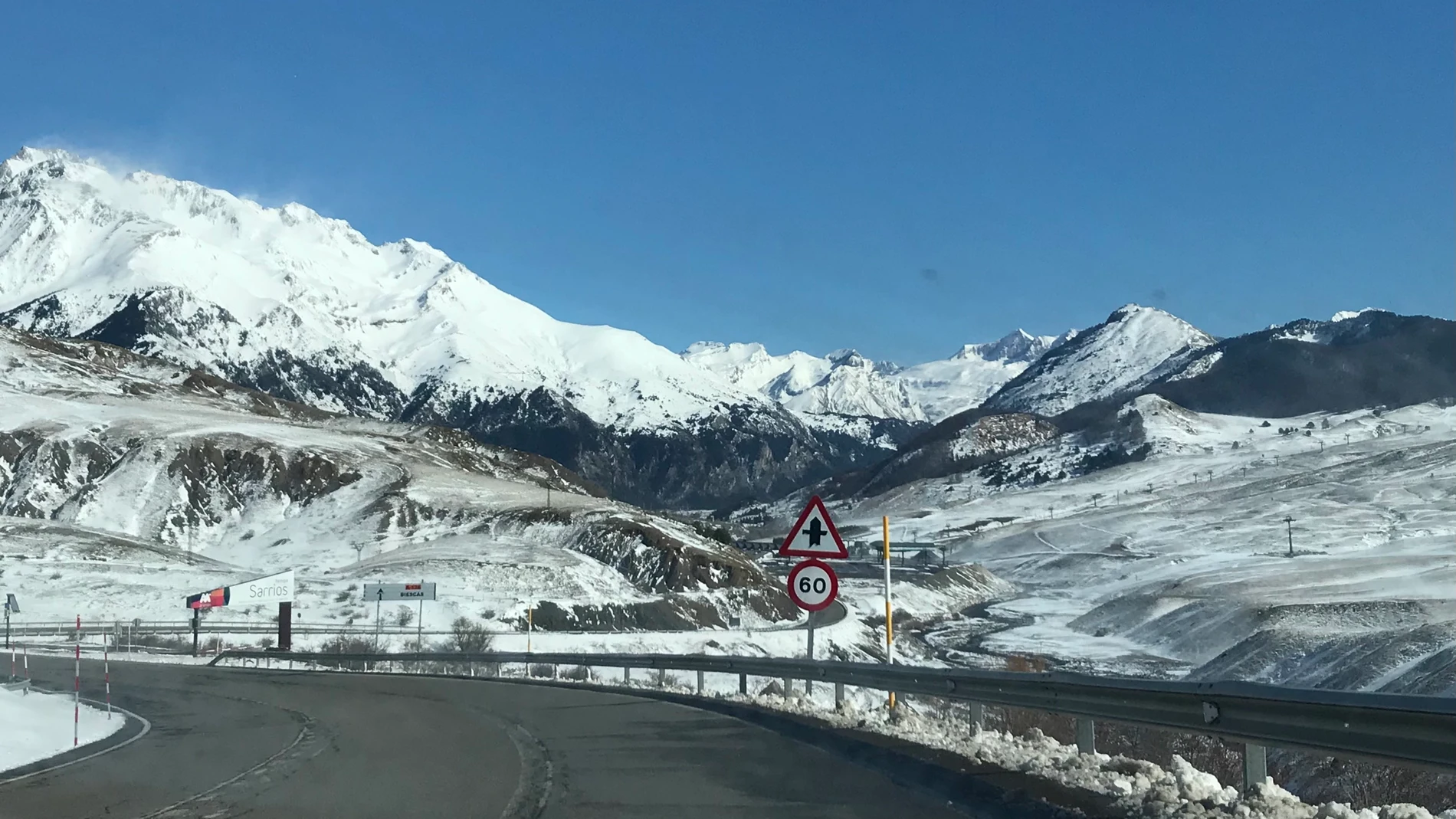 Carretera en paisaje nevado con cielo azul