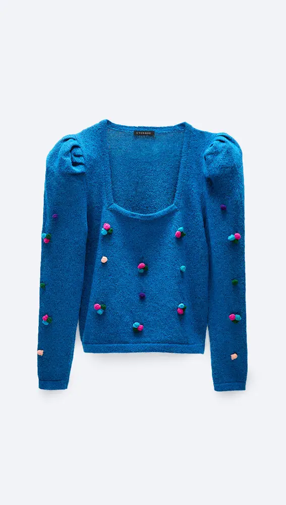 Jersey azul bordado con flores.