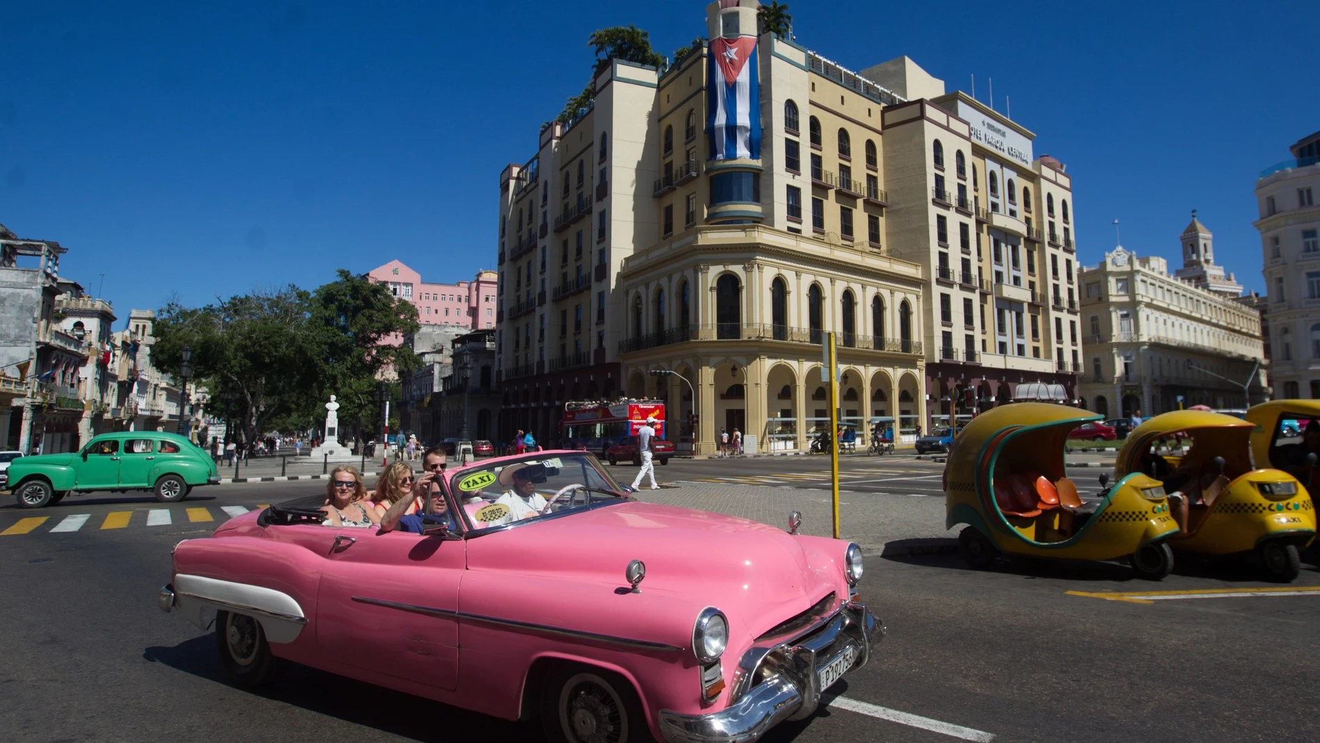 Un automóvil estadounidense clásico transita con turistas por las calles de La Habana (Cuba)