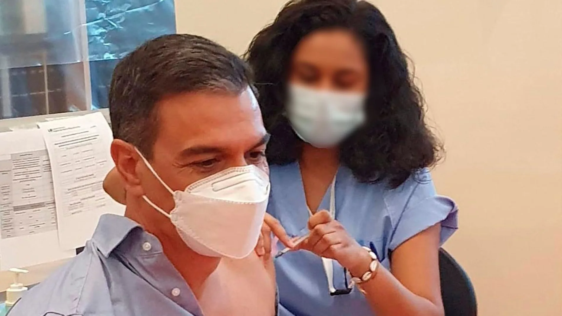 Pedro Sánchez en el momento de ser vacunado con la tercera dosis