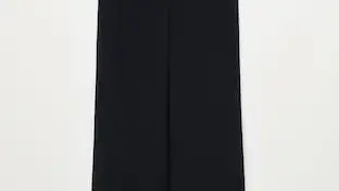 Pantalón negro de diseño recto.