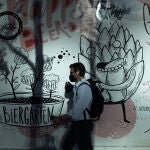 06 January 2022, Chile, Santiago: A man walks past a mural in Santiago, Chile. Photo: Matias Basualdo/ZUMA Press Wire/dpa 06/01/2022 ONLY FOR USE IN SPAIN
