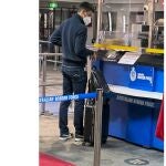 Djokovic a su llegada al aeropuerto de Melbourne, donde fue retenido nueve horas