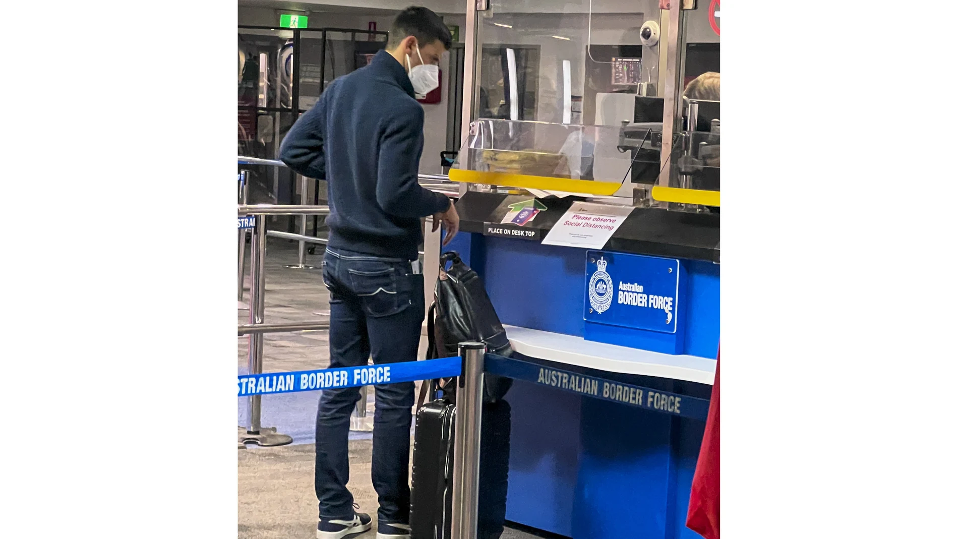 Djokovic a su llegada al aeropuerto de Melbourne, donde fue retenido nueve horas