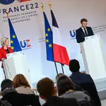 La presidenta de la Comisión Europea, Ursula von der Leyen, y el presidente francés, Emmanuel Macron, en París