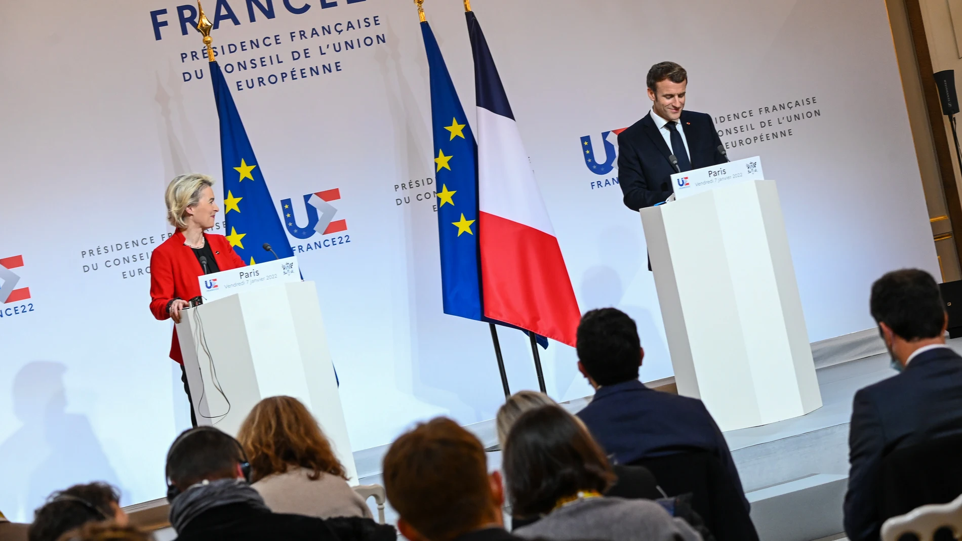 La presidenta de la Comisión Europea, Ursula von der Leyen, y el presidente francés, Emmanuel Macron, en París