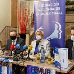 La presidenta de FEMUR, Juana Borrego (2D); el presidente del Colegio Oficial de Médicos de Segovia, Graciliano Estrada (D); la secretaria General de FEMUR, Elena García (I); y el director del Instituto Clínico y de Investigación Interdisciplinar en Neurociencias, Carlos Valiente (2I), presentan en un desayuno informativo el estudio 'Impacto de la COVID-19 sobre la mujer rural y su entorno'