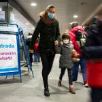 Colas la vacunación infantil en el Hospital 12 de Octubre.