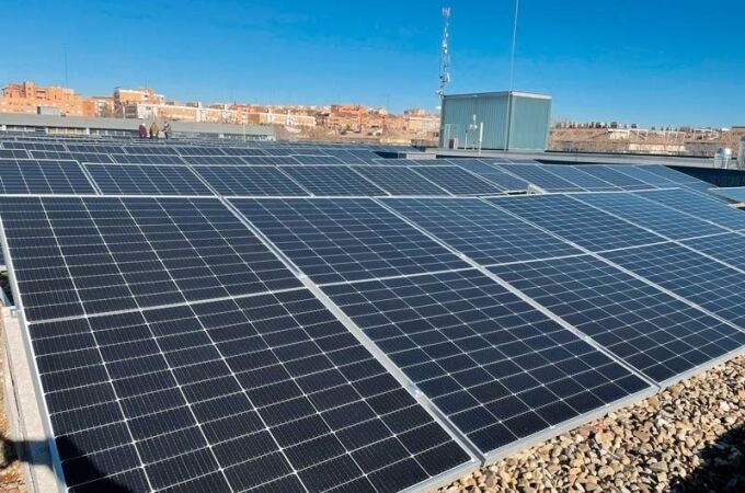 Imagen de unas placas fotovoltaicas en el tejado de un edificio