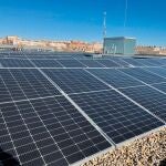 Imagen de unas placas fotovoltaicas en el tejado de un edificio