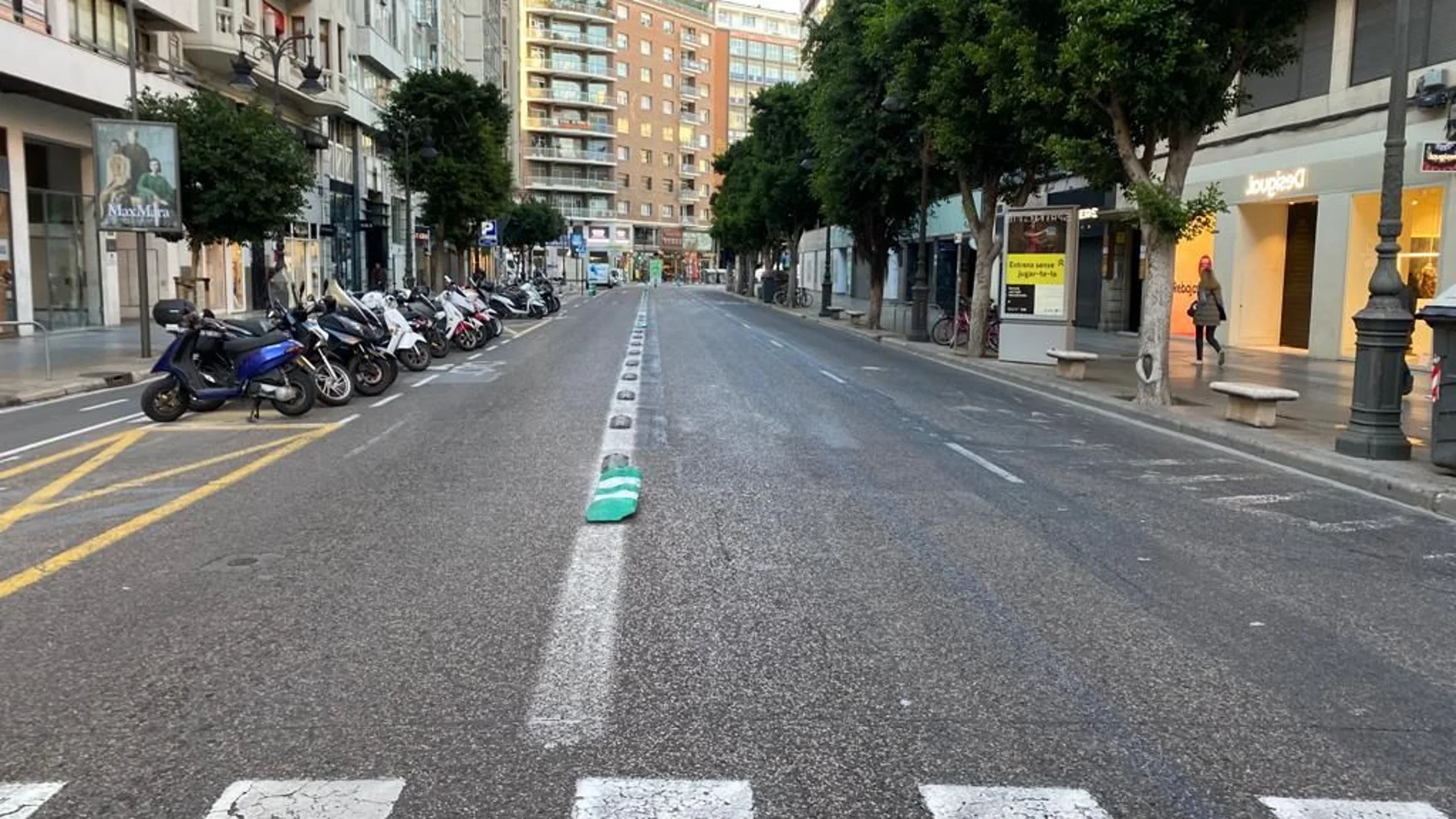 Un bolardo volcado en la calle Colón