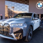 iX Flow es el prototipo de coche eléctrico de BMW que cambia el color de su carrocería a gusto del conductor. Foto: Andrej Sokolow/dpa.