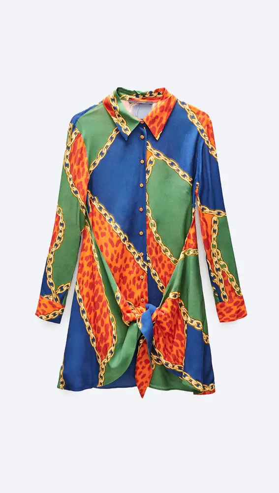 Vestido corto con estampado geométrico.