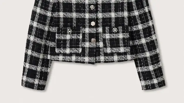 Chaqueta con estampado tweed en blanco y negro.