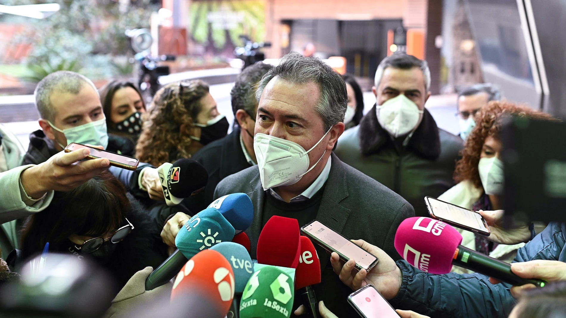 - El secretario general del PSOE de Andalucía, Juan Espadas, atiende a los medios a su llegada a la reunión del Comité Federal del PSOE