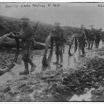 Soldados británicos trasladando rollos de alambre de espino hacia el frente del Somme