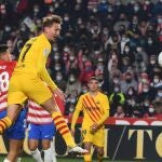 Luuk de Jong remata de cabeza en el partido ante el Granada. Este gol fue anulado, después marcó otro que sí fue legal