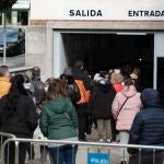 Largas colas en el punto de detección Covid-19 de Salamanca, ubicado en el centro de salud de San Juan