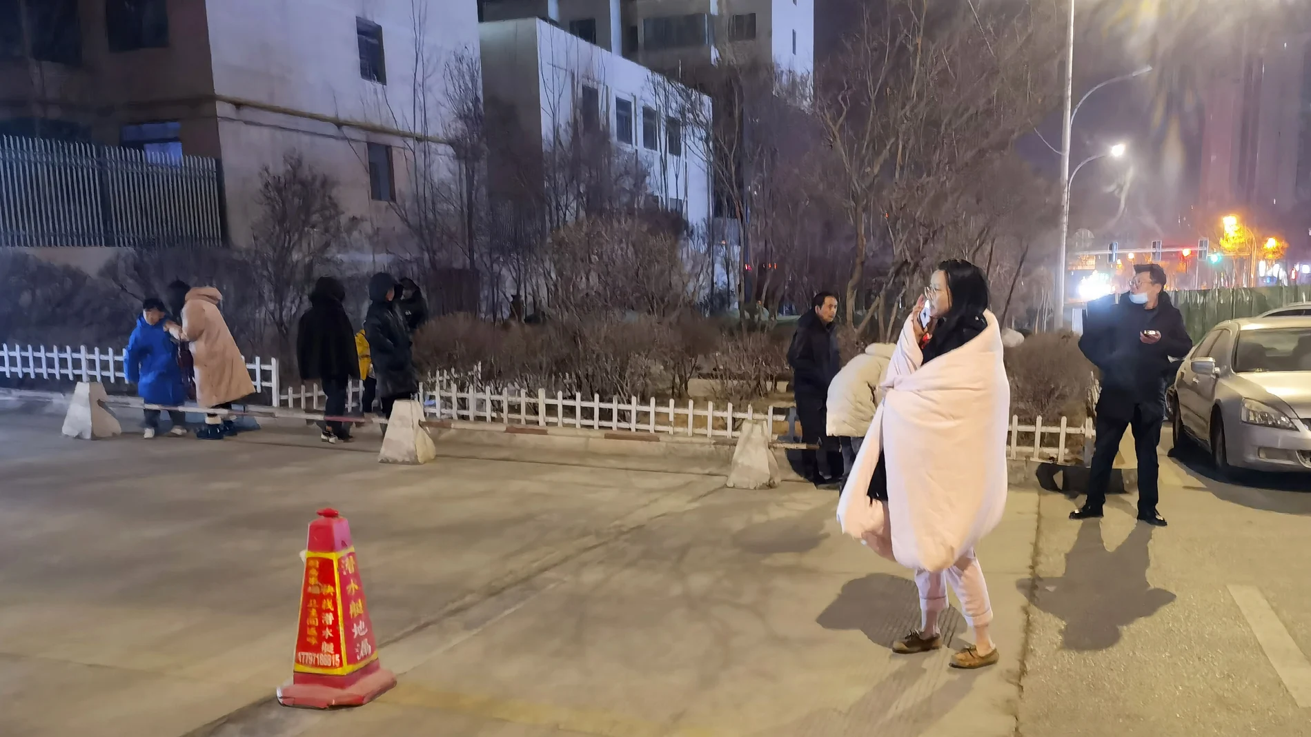 Gente en la calle tras producirse el terremoto de 6,9 grados en la provincia occidental de Qingha