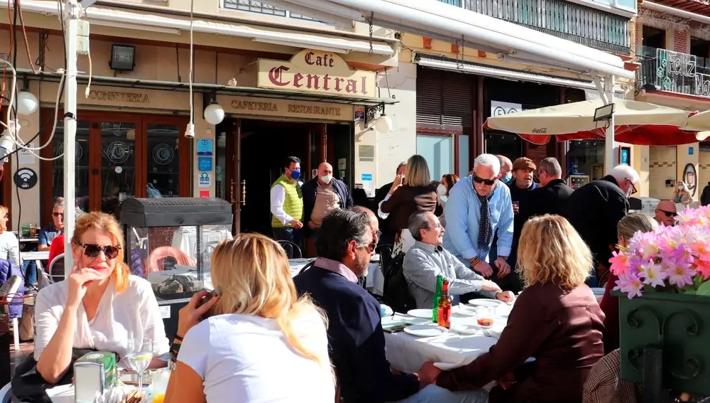 MÁLAGA, 08/01/2022. -Decenas de personas apuran las últimas horas de vida del Café Central de Málaga, histórico bar que inventó unos peculiares nombres para pedir esta cotidiana y popular bebida en sus diversas formas, antes de echar el cierre tras más de un siglo de vida. EFE/Daniel Luque