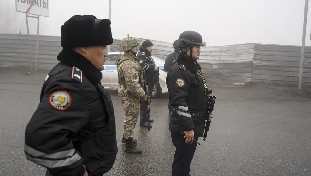 Los soldados y la policía han tomado la ciudad financiera de Kazajistán para repeler las protestas