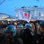 La Policía italiana durante una protesta contra el pasaporte covid en Turín, Italia, este fin de semana