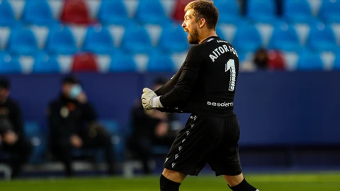 Aitor Fernández con el Levante.