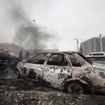 Un coche carbonizado por las llamas en Almaty, este viernes, tras una semana de fuertes disturbios