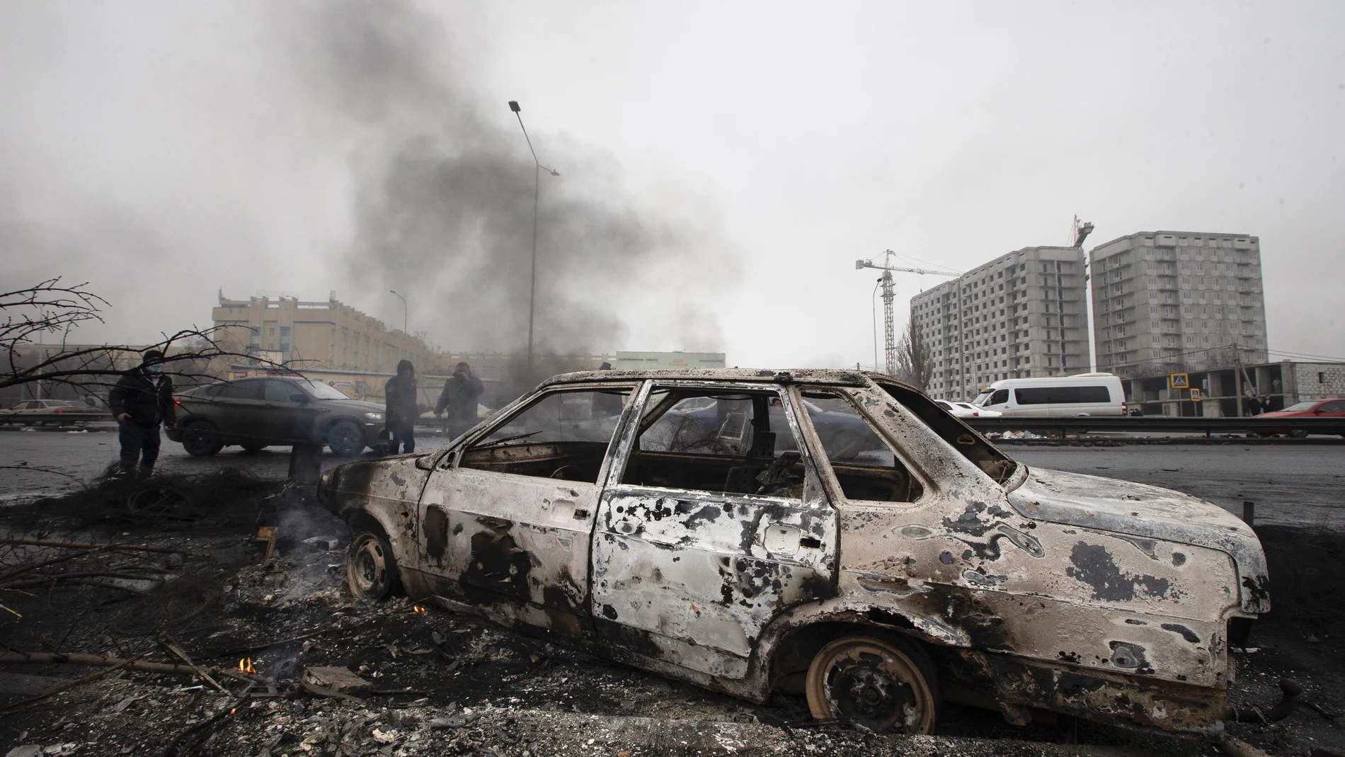 Un coche carbonizado por las llamas en Almaty, este viernes, tras una semana de fuertes disturbios