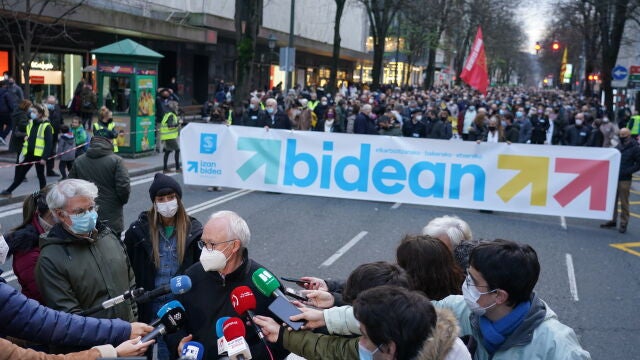 El portavoz de la Red Ciudadana Sare, Joseba Azkarraga, haba con los medios delante de la concentración convocada por Sare a favor de los presos de ETAH.Bilbao / Europa Press
