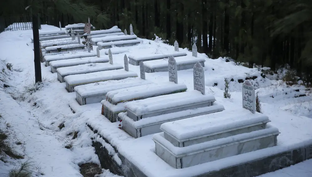 El cementerio de Murree cubierto de nieve después del fuerte temporal