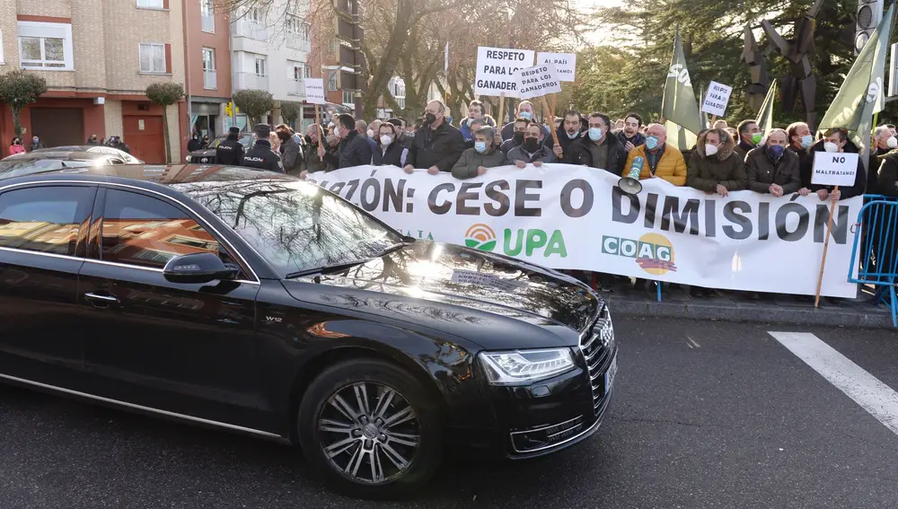 Ganaderos protestan a la llegada del presidente del Gobierno, Pedro Sánchez, por las declaraciones del ministro de Consumo, Alberto Garzón