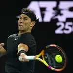 Nadal golpea de derecha en la final del ATP 250 de Melbourne