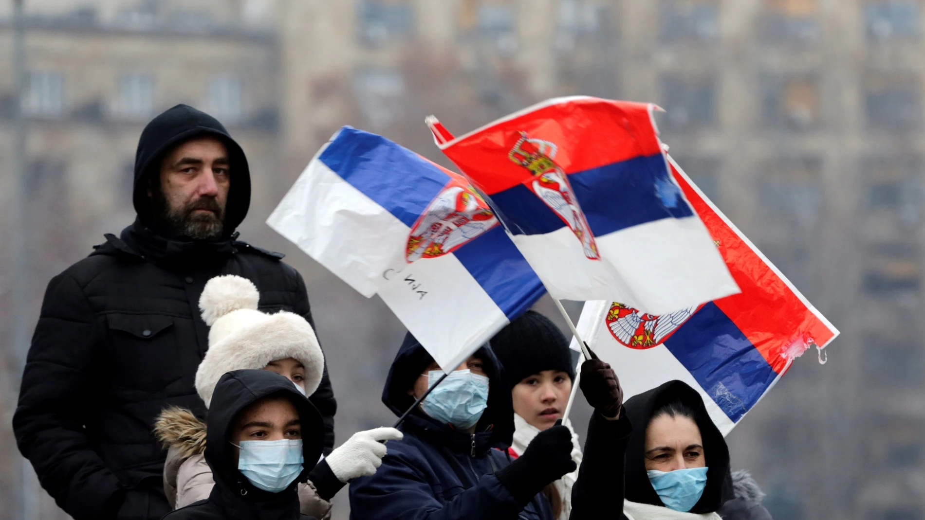 Manifestantes muestran su apoyo a Djokovic en Belgrado