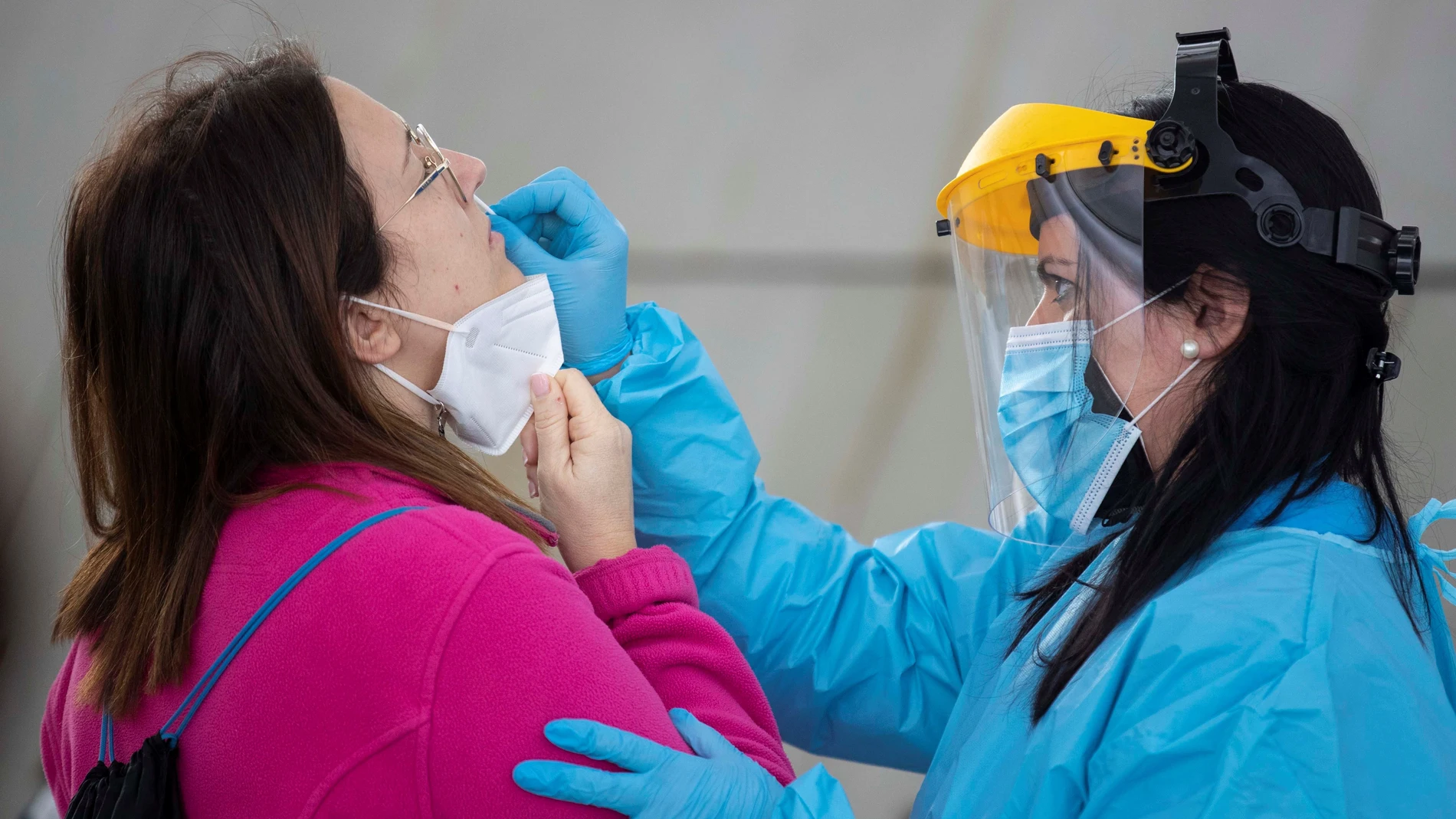 Una sanitaria realiza un test de antígenos a una mujer