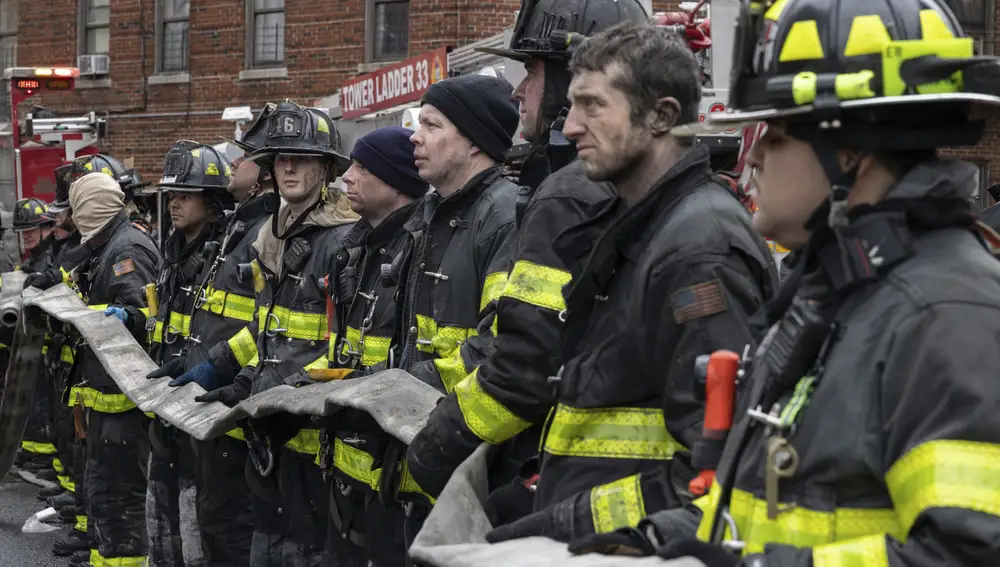 Un gran incendio de un edificio en Nueva York deja al menos 17 muertos, ocho de ellos niños