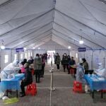 La ciudad septentrional china de Tianjin efectúa pruebas a sus casi 14 millones de habitantes después de detectar al menos dos contagios locales de la variante ómicron del coronavirus