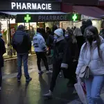 Cola en una farmacia de París para comprar test de antígenos este domingo 9 de enero